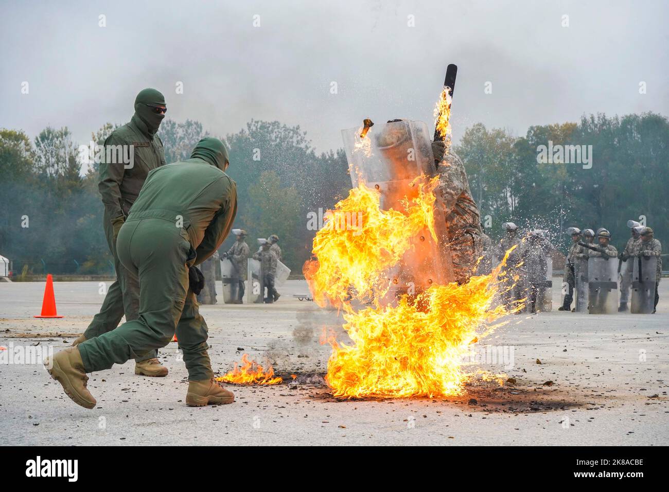 Hohenfels, Bayern, Deutschland. 8. Oktober 2022. US-Soldaten, die dem 76. Infantry Brigade Combat Team (IBCT) (INARNG) zugeordnet sind, führen während der Übung Kosovo Forces 31 (KFOR 31) im Hohenfels Training Area, Joint Multinary Readiness Center in Hohenfels, Deutschland, 8. Oktober 2022, eine Ausbildung zur Brandphobie durch. Die KFOR 31 ist eine multinationale Trainingsveranstaltung, die durchgeführt wird, um Einheiten für ihren Einsatz im Kosovo Regional Command East vorzubereiten. Kredit: U.S. Army/ZUMA Press Wire Service/ZUMAPRESS.com/Alamy Live Nachrichten Stockfoto
