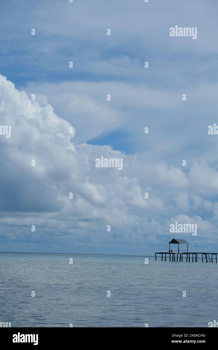 Das Gebiet des westlichen Pazifischen Ozeans grenzt an das Sulu-Meer, die Insel Borneo, die Sangihe-Inseln und Sulawesi. Stockfoto