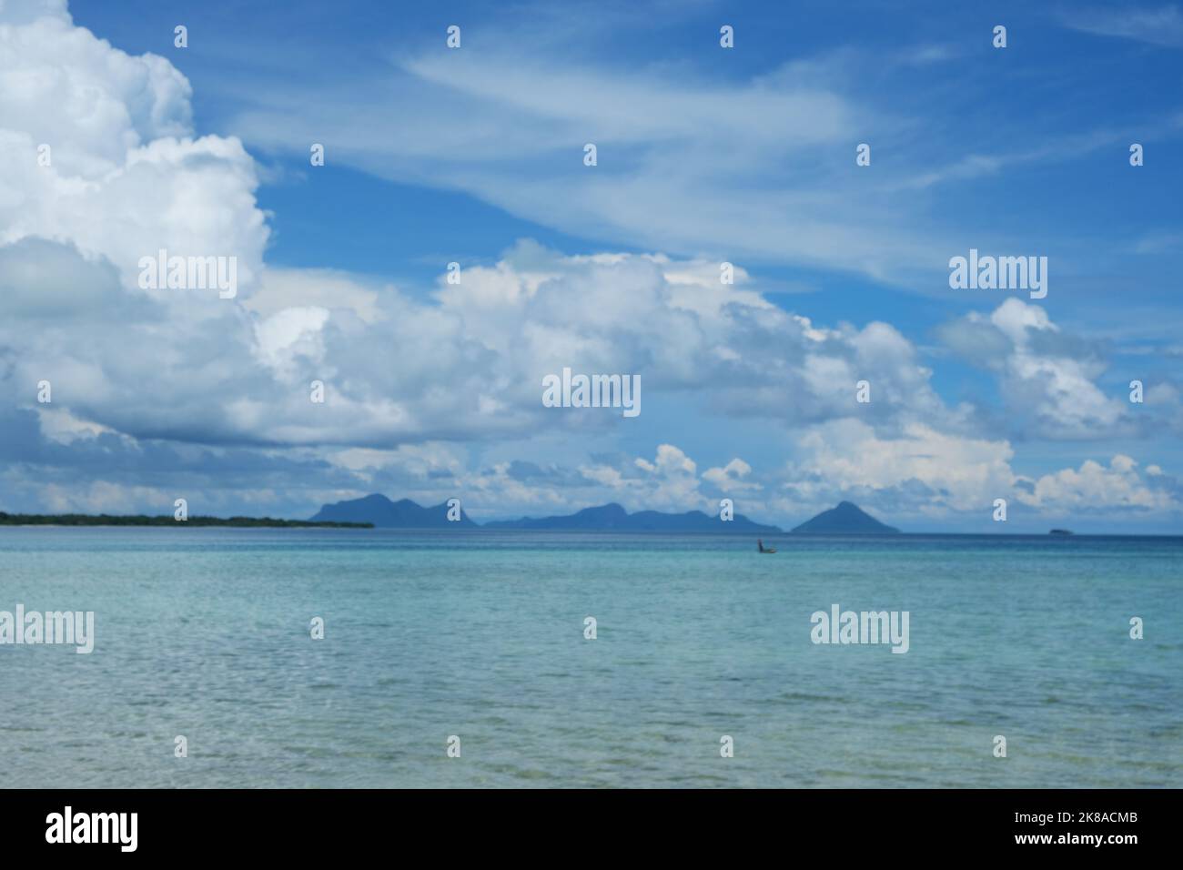 Das Gebiet des westlichen Pazifischen Ozeans grenzt an das Sulu-Meer, die Insel Borneo, die Sangihe-Inseln und Sulawesi. Stockfoto