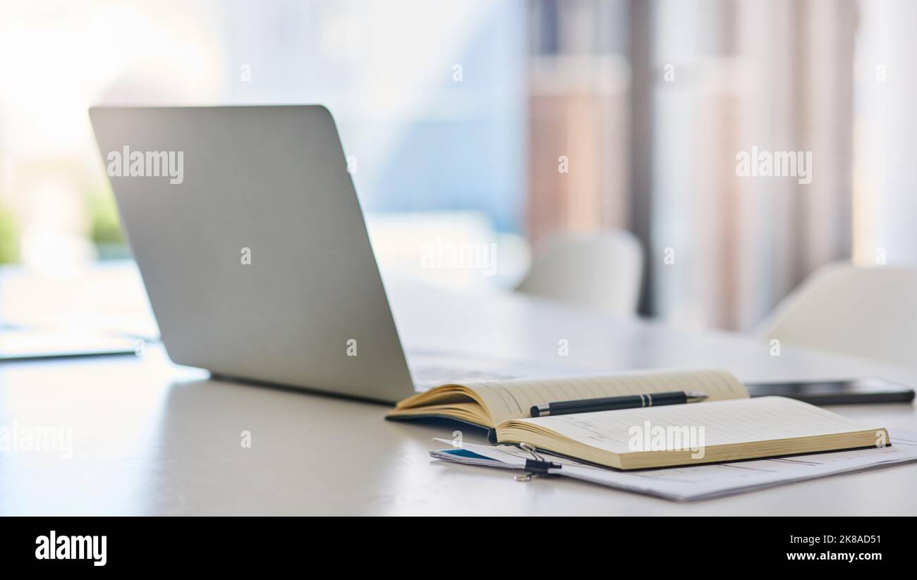 Erfolg nicht nur passieren - es ist geplant für. Nahaufnahme eines Laptops und Notebooks auf einem Schreibtisch in einem Büro. Stockfoto