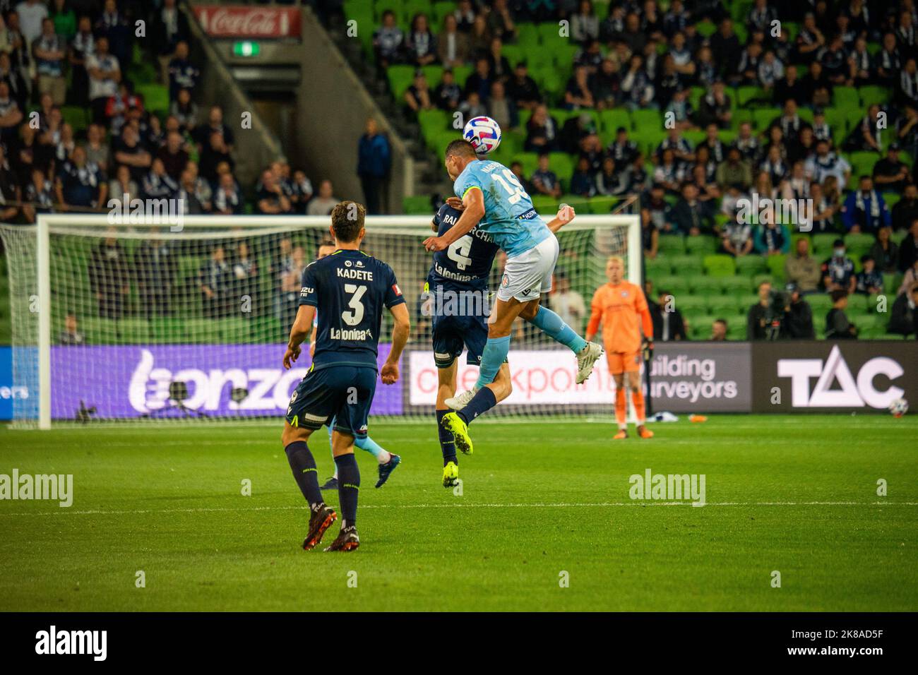 Melbourne, Australien. 22, Oktober 2022. Melbourne City Stürmer Andrew Nabbout #15 gewinnt einen Header gegen Melbourne Victory Mittelfeldspieler Rai Marchan #4 in der Runde 3 der Isuzu UTE A-League Men’s 2022/23 Saison zwischen Melbourne Victory und Melbourne City. Quelle: James Forrester/Alamy Live News. Stockfoto