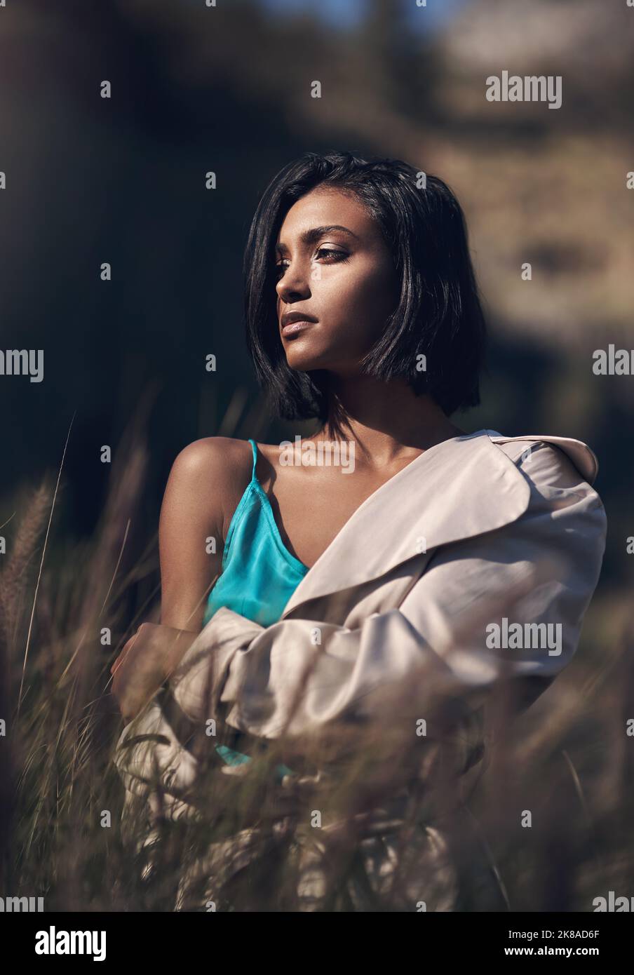 Was wir denken, werden wir. Eine modische junge Frau posiert im Freien. Stockfoto