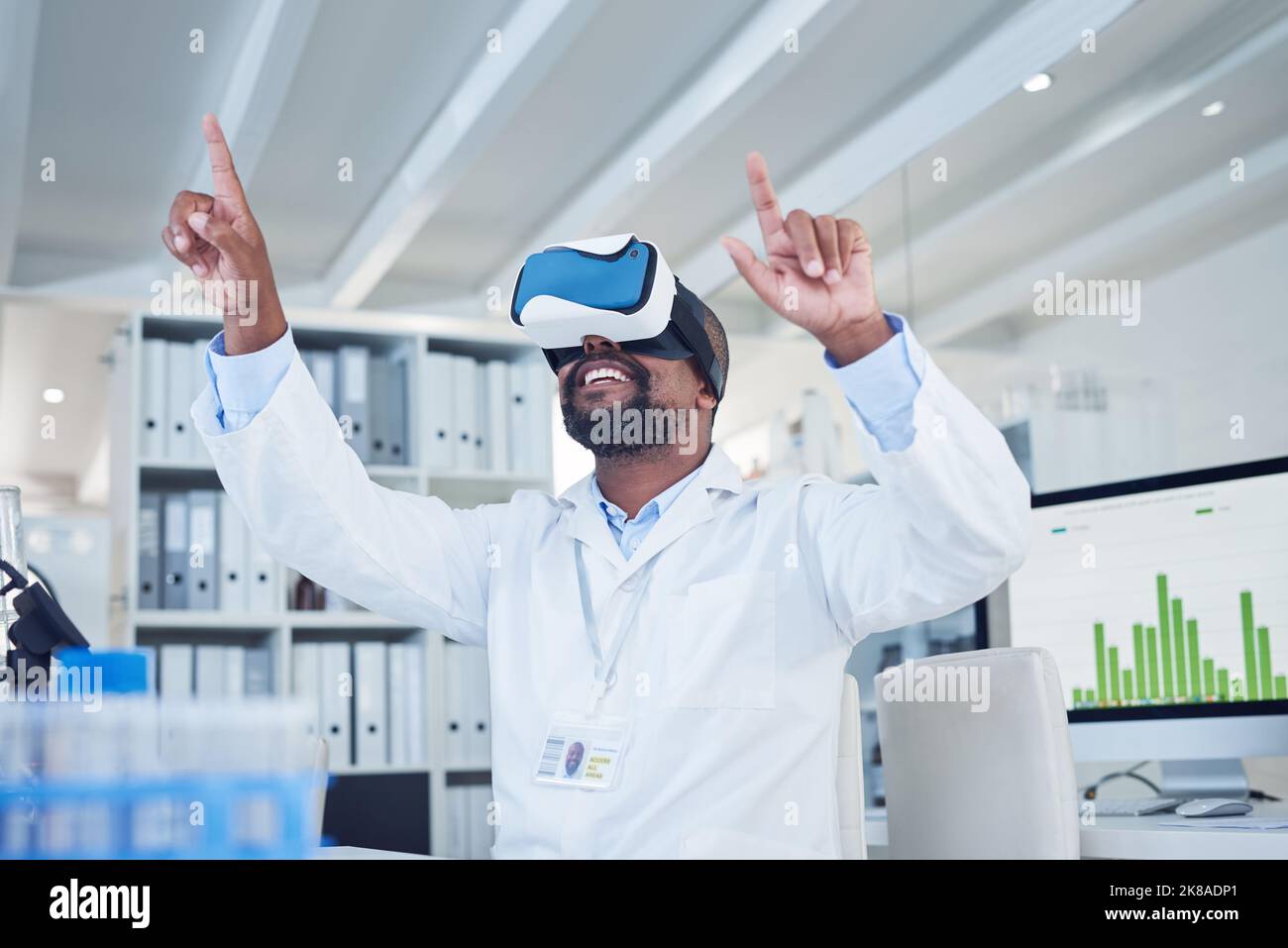 Die Wissenschaft verändert die Art und Weise, wie man die Welt sieht. Ein reifer Wissenschaftler, der ein Virtual-Reality-Headset verwendet, während er in einem Labor arbeitet. Stockfoto