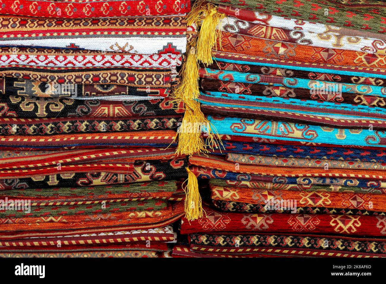 Traditionelle türkische Teppiche gestapelt Stockfoto