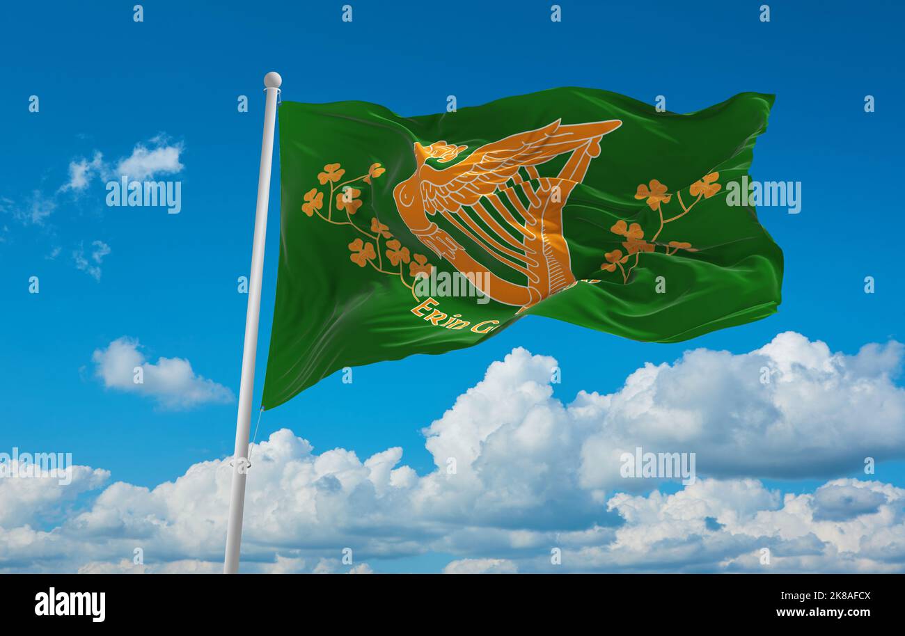 Flagge britisch-irischer Abstammung irischer Amerikaner bei bewölktem Himmel Hintergrund, Panoramablick. Flagge, die ethnische Gruppe oder Kultur repräsentiert, regionale Autoritäten Stockfoto