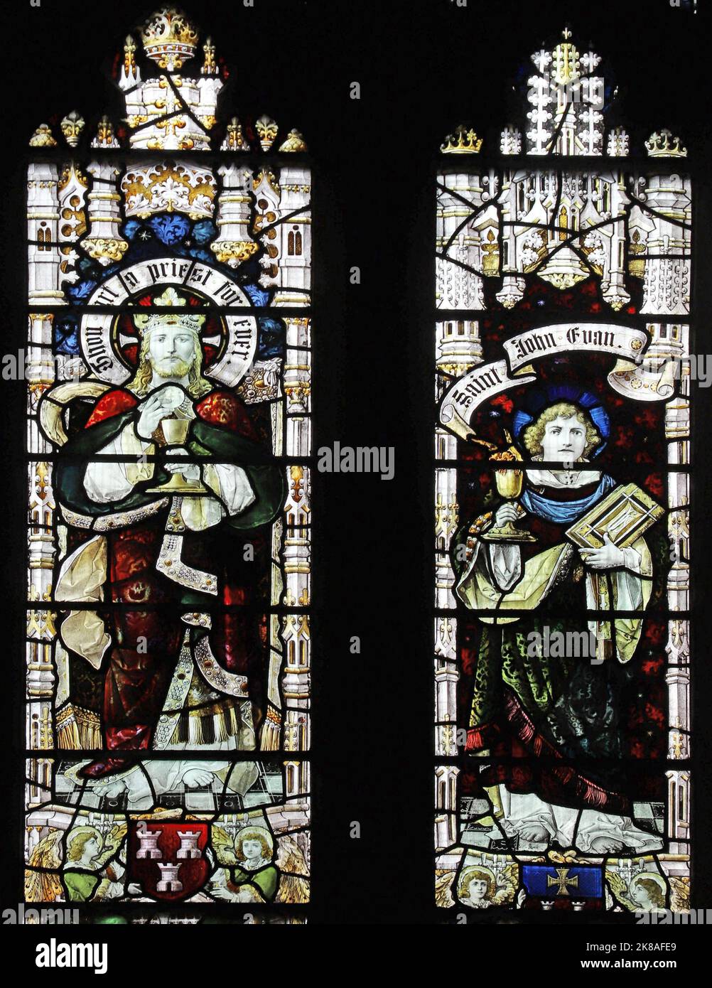 Buntglasfenster von Percy Bacon & Brothers, die Jesus als Priester und den Evangelisten Johannes, die Kirche des Heiligen Tschad, Bensham, Gateshead, darstellen Stockfoto