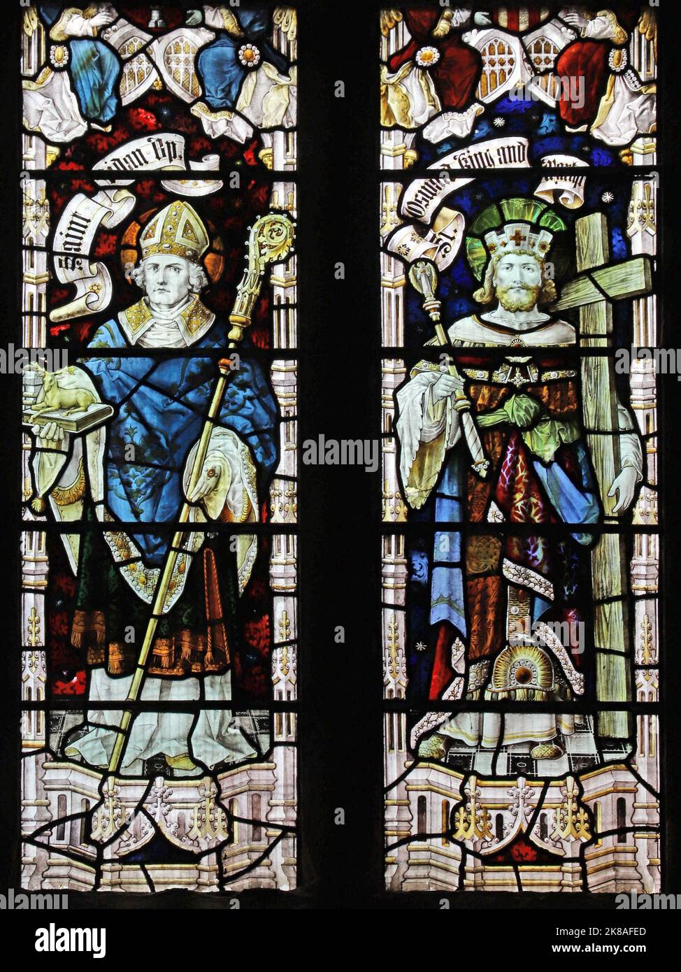 Buntglasfenster von Percy Bacon & Brothers, das die Heiligen Aidan von Lindisfarne & Oswald, die Kirche St. Tschad, Bensham und Gateshead darstellt Stockfoto