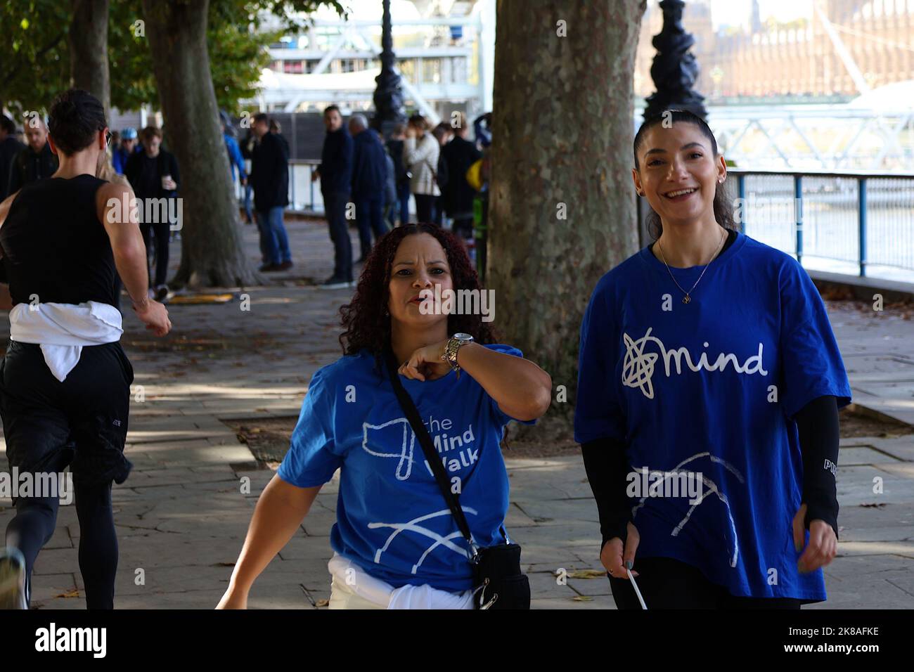 Southbank, London, Großbritannien. 22. Oktober 2022. Der Mind Walk ist ein familienfreundlicher 10km-Minuten-Spaziergang. Menschen zusammenbringen, um Geld und Bewusstsein im Kampf für die psychische Gesundheit zu schaffen. Wir bitten jede Person, die daran teilnimmt, £100 zu erhöhen, um unsere Services zu unterstützen. Foto: Paul Lawrenson/Alamy Live News Stockfoto