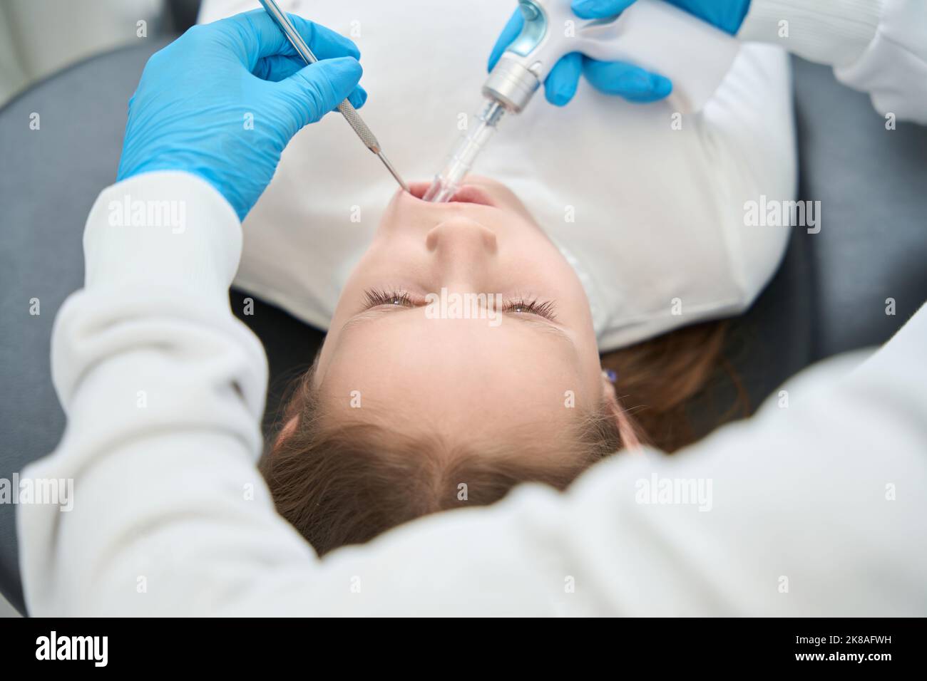 Pedodontist betäubt den Mund eines kleinen Patienten vor der zahnärztlichen Behandlung Stockfoto