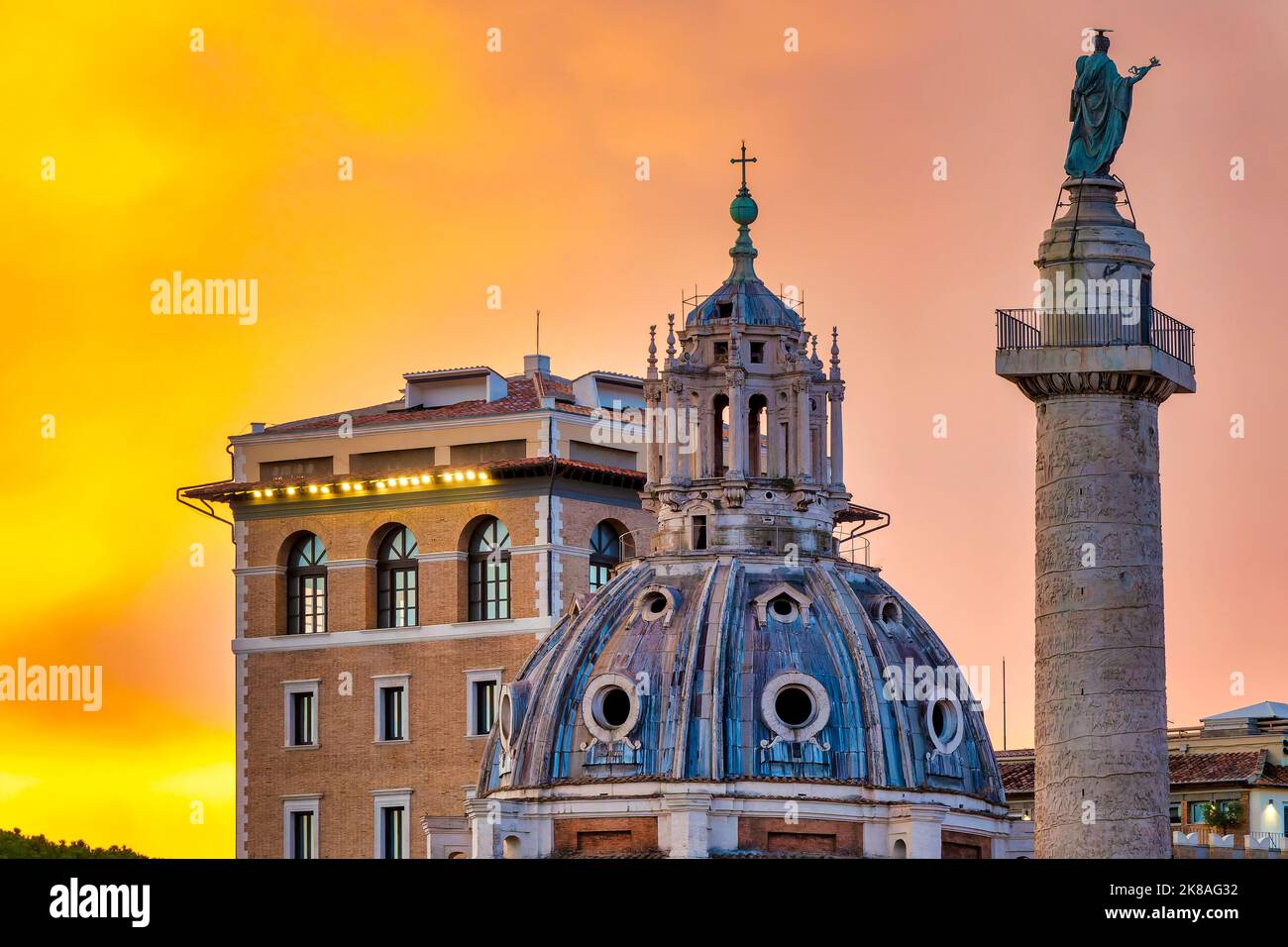 Blick auf den Trajan Colum, die Doppelkuppeln und den Palazzo delle Assicurazioni Generali bei Sonnenuntergang, Rom Italien Stockfoto