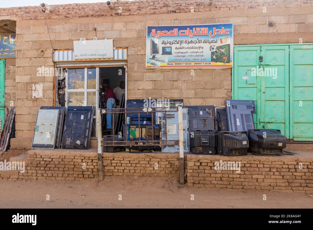 KHARTUM, SUDAN - 7. MÄRZ 2019: Fernsehgeschäft auf der Insel Tuti in Khartum, der Hauptstadt des Sudan Stockfoto