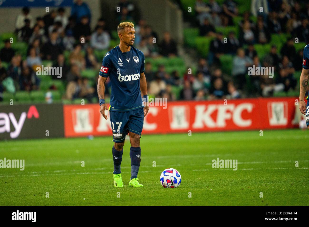 Melbourne, Australien. 22, Oktober 2022. Melbourne Victory Mittelfeldspieler Luis Nani #17 bereitet sich auf einen Freistoß während der Runde 3 der Isuzu UTE A-League Men’s 2022/23 Saison zwischen Melbourne Victory und Melbourne City vor. Quelle: James Forrester/Alamy Live News. Stockfoto