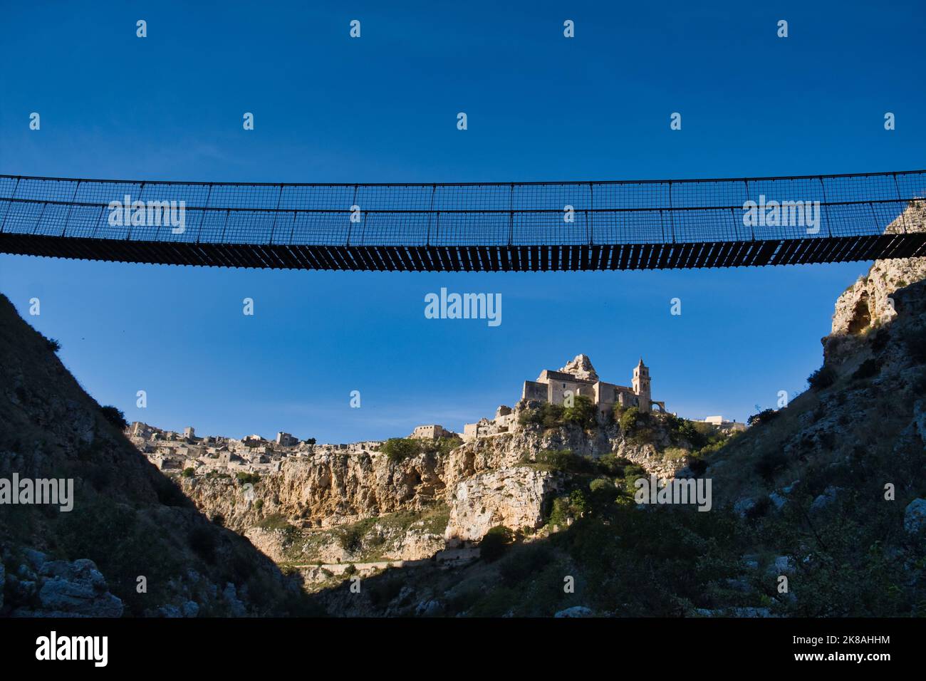 Blick auf die tibetische Brücke, die die Stadt Miera mit dem Murgia Nationalpark verbindet Stockfoto