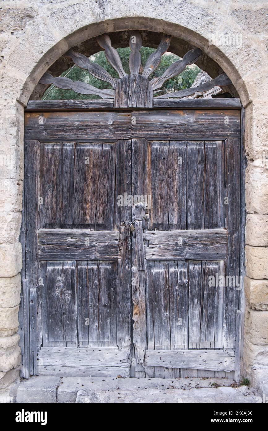 Nahaufnahme einer alten Tür in Matera Stockfoto