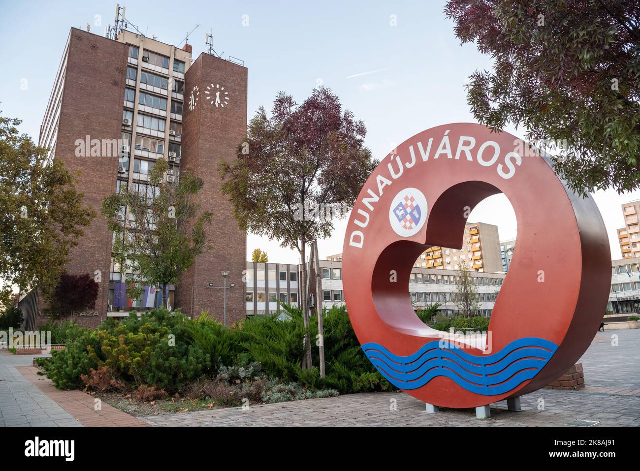 Dunaujvaros, Ungarn – 18. Oktober 2022. Varoshaza Rathaus und Love Dunaujvaros Zeichen in Dunaujvaros, Ungarn. Blick auf die umliegenden Gebäude und ve Stockfoto