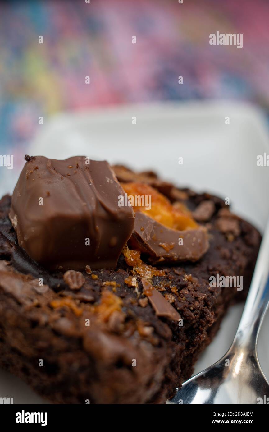 Fudge Brownie Auf Teller Mit Buntem Hintergrund Stockfoto