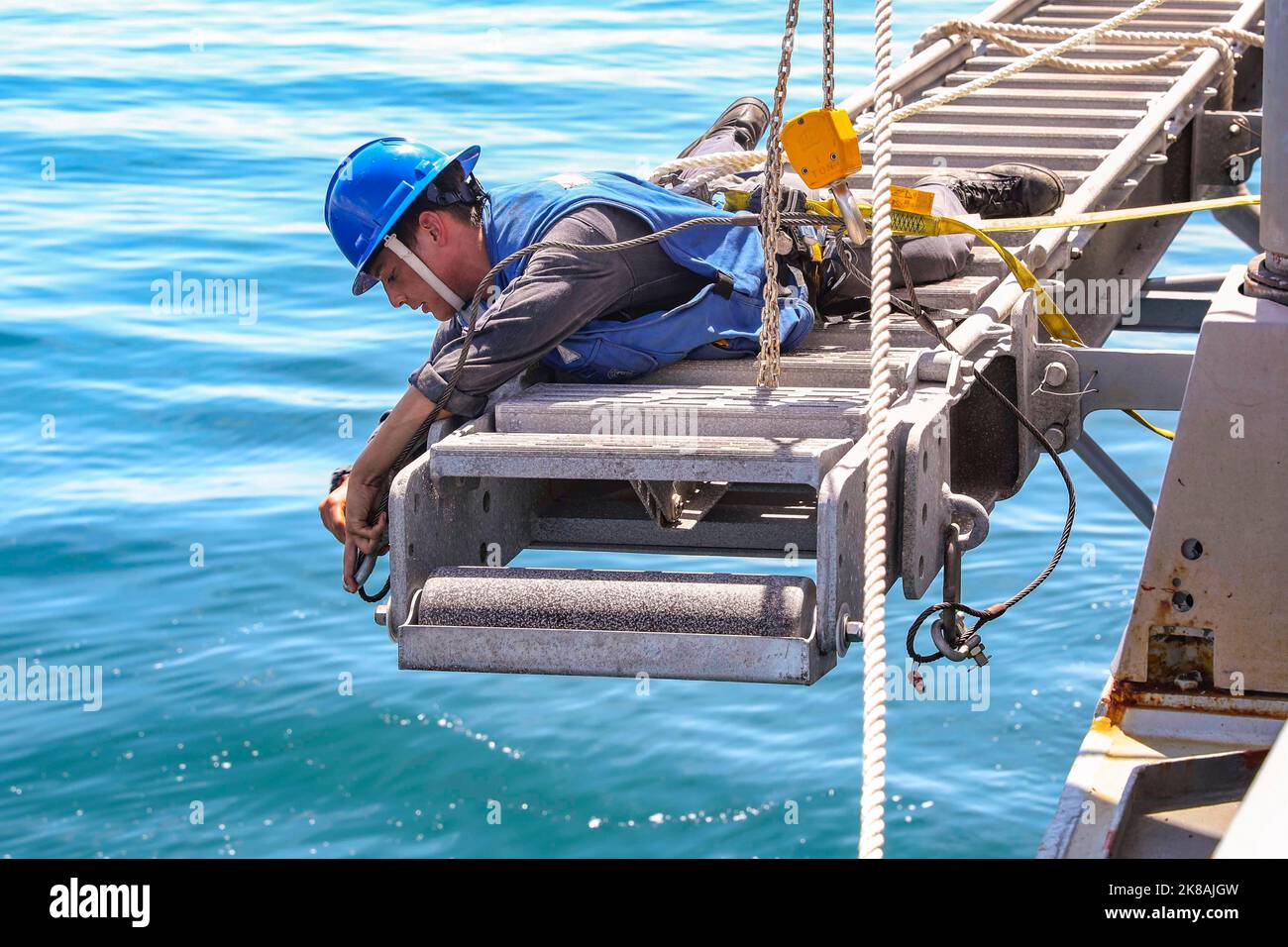 7. Oktober 2022 - Sattahip, Thailand - Seaman Oziel Hernandez aus Houston verbindet einen Kettenzug mit der Unterbringungsleiter an Bord des Lenkrakenzerstörers USS Higgins (DDG 76) der Arleigh Burke-Klasse während eines planmäßigen Hafenbesuchs in Sattahip, Thailand, im Oktober. 7. Higgins ist Commander, Task Force 71 / Destroyer Squadron (DESRON) 15, die Navyâ €™s größte vorwärts-Einsatz DESRON und den USA zugeordnet 7. fleetâ €™s wichtigsten Oberflächenkraft. (Bild: © U.S. Navy/ZUMA Press Wire Service/ZUMAPRESS.com) Stockfoto