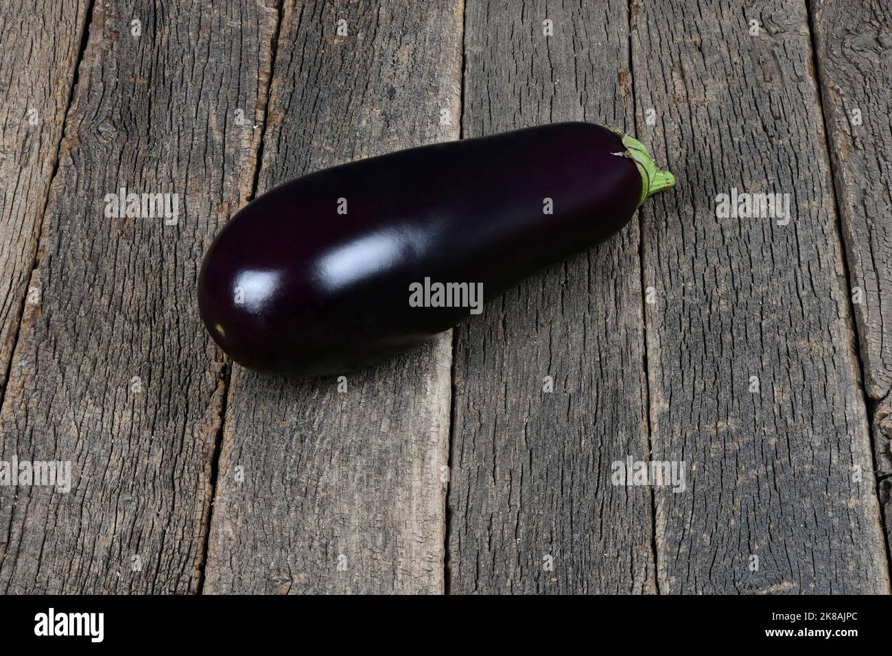 Reife saftige Aubergine auf dunklem Holzhintergrund. Hochauflösendes Foto. Volle Schärfentiefe. Stockfoto