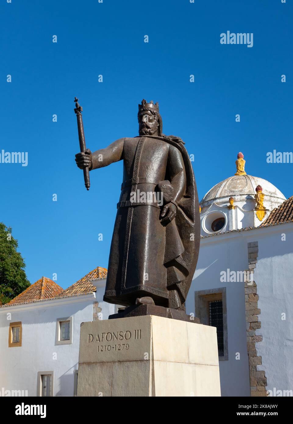 Portugal, August 2022 Statue von Alfonso III der Boulonnais, der alte