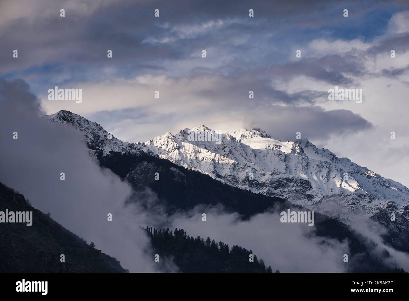 Schneespitzen an der westlichen Grenze des Great Himalayan National Park in Himachal Pradesh Stockfoto