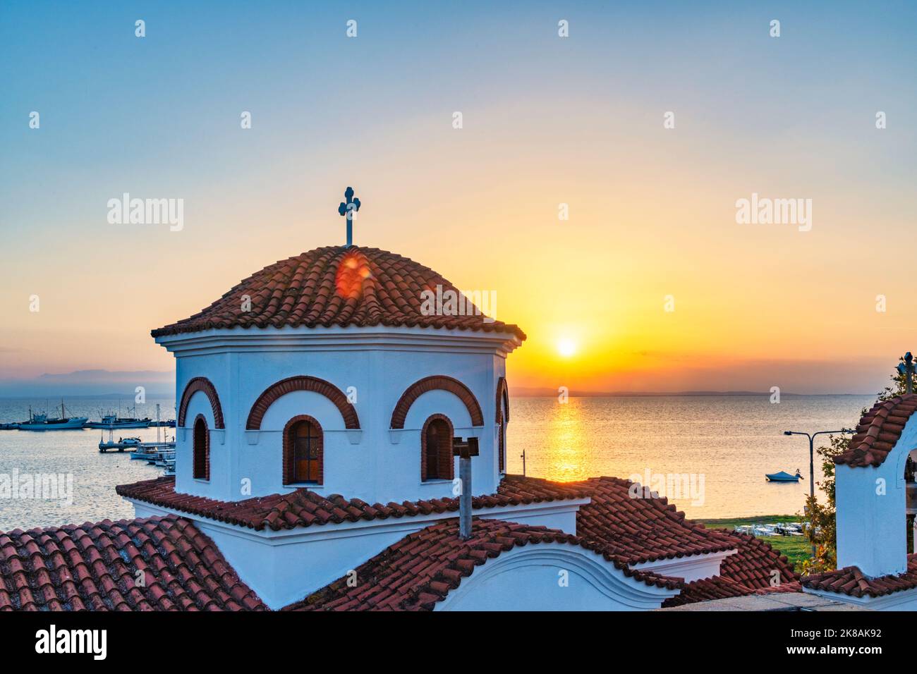 St. Nikolaus in Nea Michaniona bei Thessaloniki bei Sonnenuntergang Stockfoto