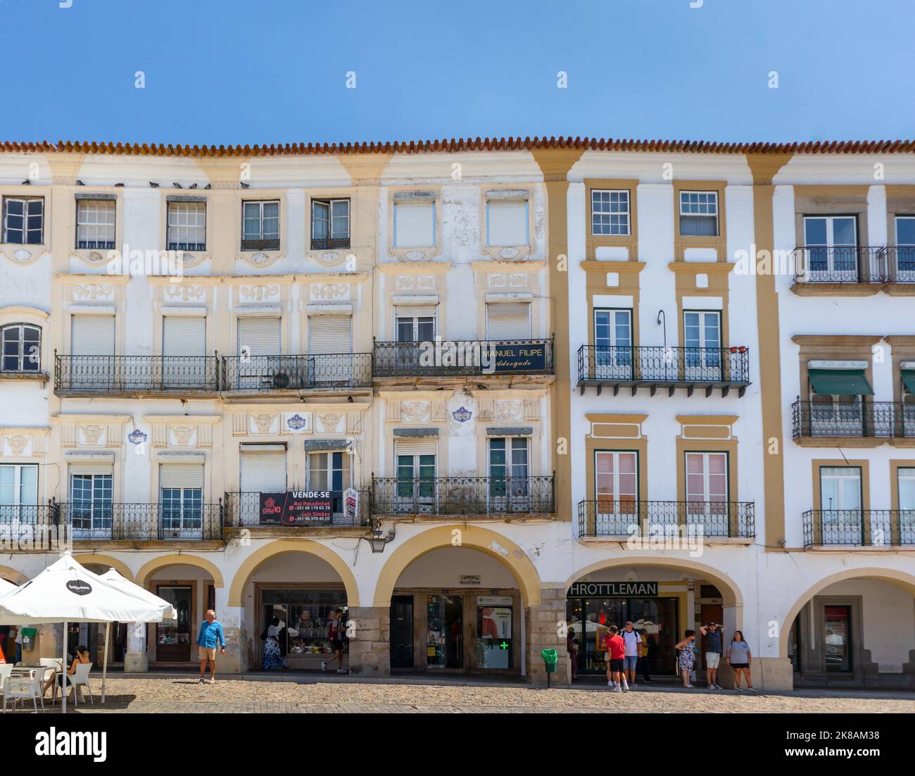 Portugal, August 2022: Traditionelle portugiesische Häuser mit weißen Fassaden, Giraldo-Platz, Evora, Alentejo, Portugal Stockfoto