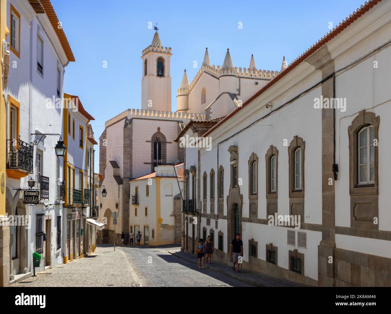 Portugal, August 2022: Traditionelle Straße mit typischen weißen Gebäuden in Évora, Algarve, Portugal Stockfoto