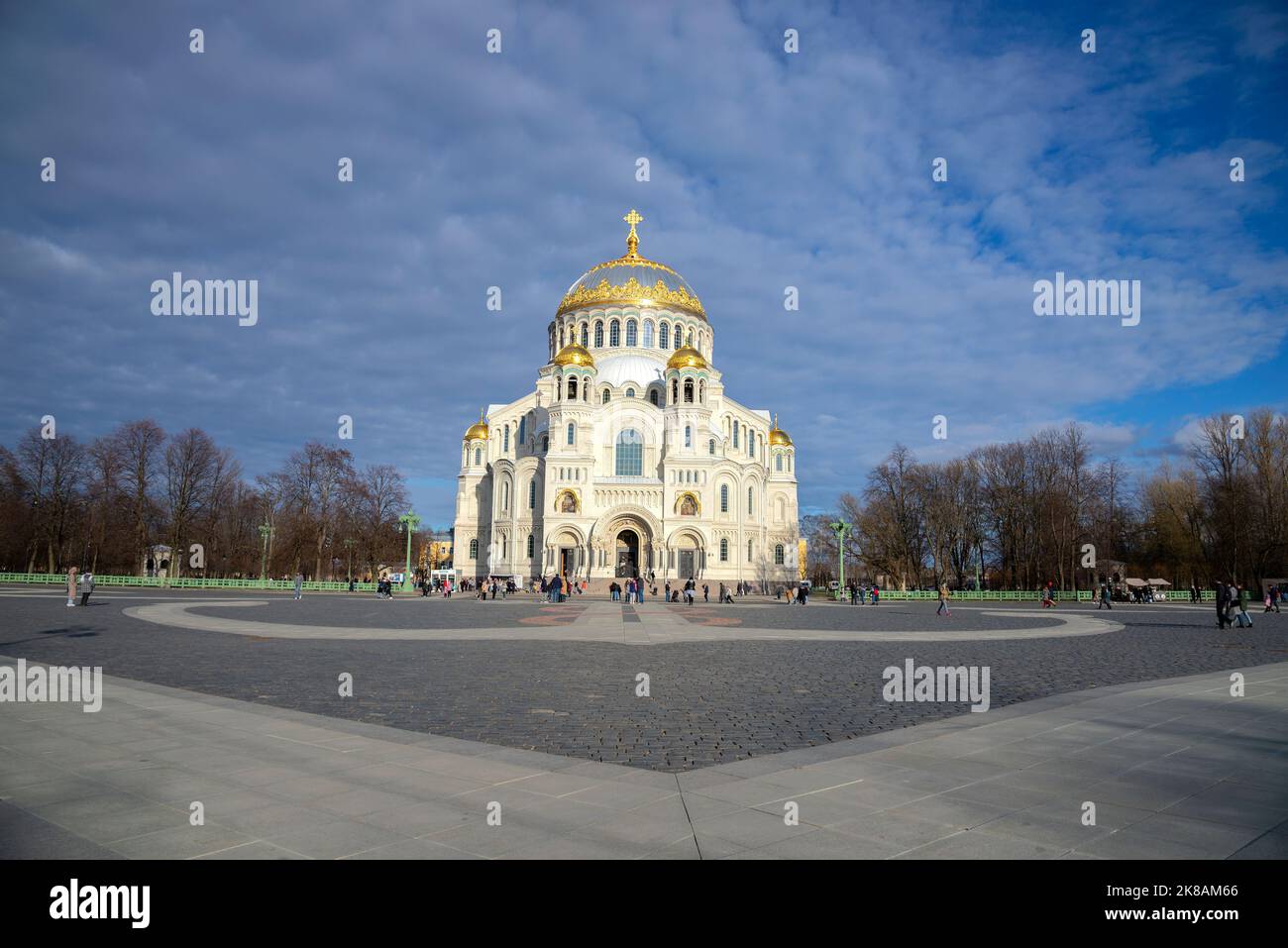 KRONSTADT, RUSSLAND - 01. MAI 2022: Die Marinekathedrale des Wundertäters St. Nikolaus auf dem Ankerplatz. Kronstadt, Russland Stockfoto