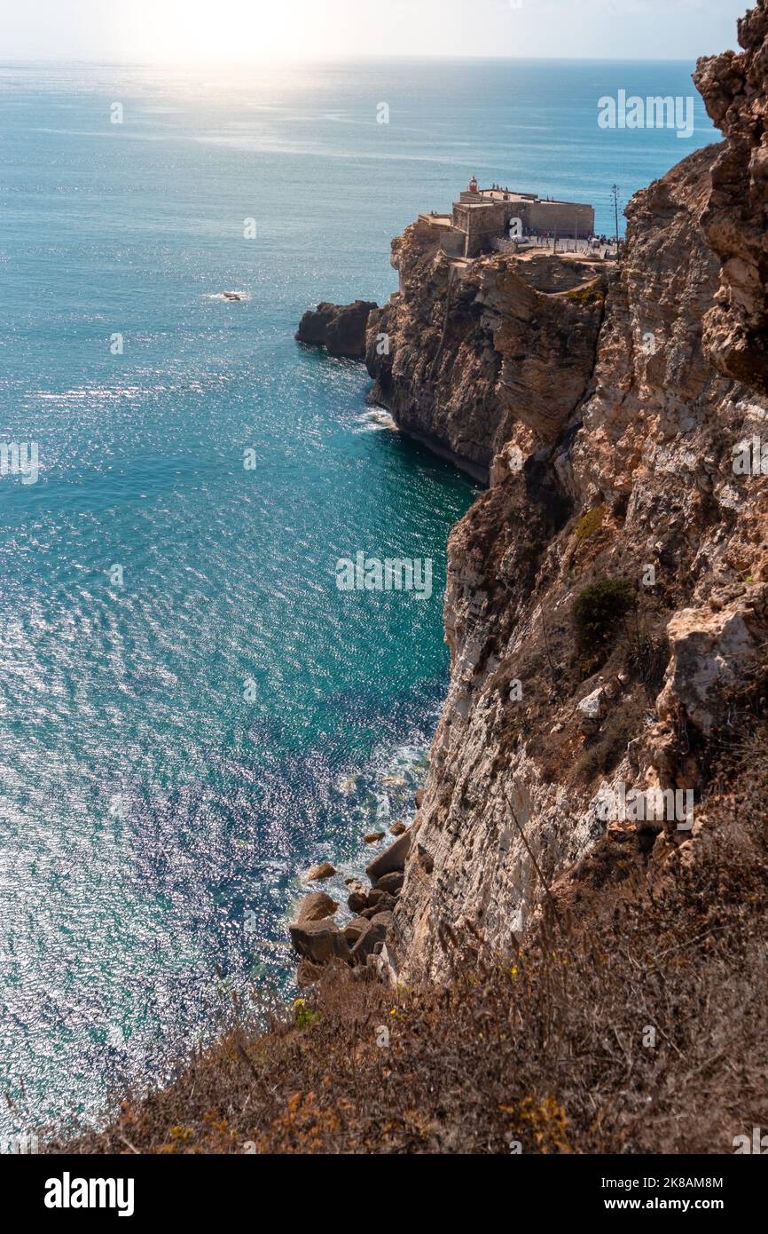 Leuchtturm auf einer Klippe bei Sonnenuntergang, Nazaré, Portugal Stockfoto