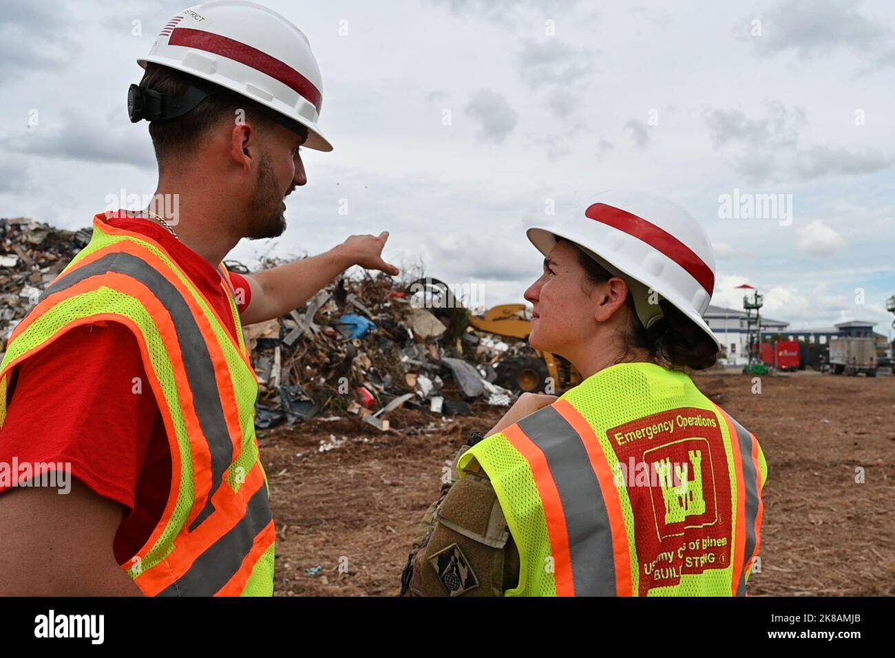 12. Oktober 2022 - Fort Myers, Florida, USA - Stetson Smith, U.S. Army Corps of Engineers, Vicksburg District, Bauingenieurin, links, und 1. LT. Briana Karayinopulos, U.S. Army Corps of Engineers, New England District Project Manager, diskutieren technische Unterstützung durch Trümmer in Lee County, Florida, Oktober. 12. USACE unterstützt die FEMA und den Bundesstaat Florida bei ihren Bemühungen um die Wiederauffüllung des Hurrakans Ian, indem sichergestellt wird, dass Sturmschutt im September aufgenommen wird, um die Auswirkungen auf Deponien zu minimieren, während gleichzeitig sichergestellt wird, dass gefährliche und/oder gefährliche Materialien aus den Trümmerhaufen entfernt und entsprechend gehandhabt werden. Stockfoto