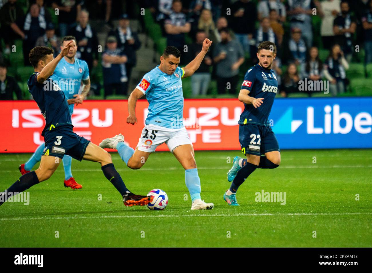 Melbourne, Australien. 22, Oktober 2022. Melbourne Victory Defender Enrique Fernandez #3 reagiert mit einem Fuß, um einen Treffer von Andrew Nabbout in der 3. Runde der Isuzu UTE A-League Men’s 2022/23 zwischen Melbourne Victory und Melbourne City zu blockieren. Quelle: James Forrester/Alamy Live News. Stockfoto