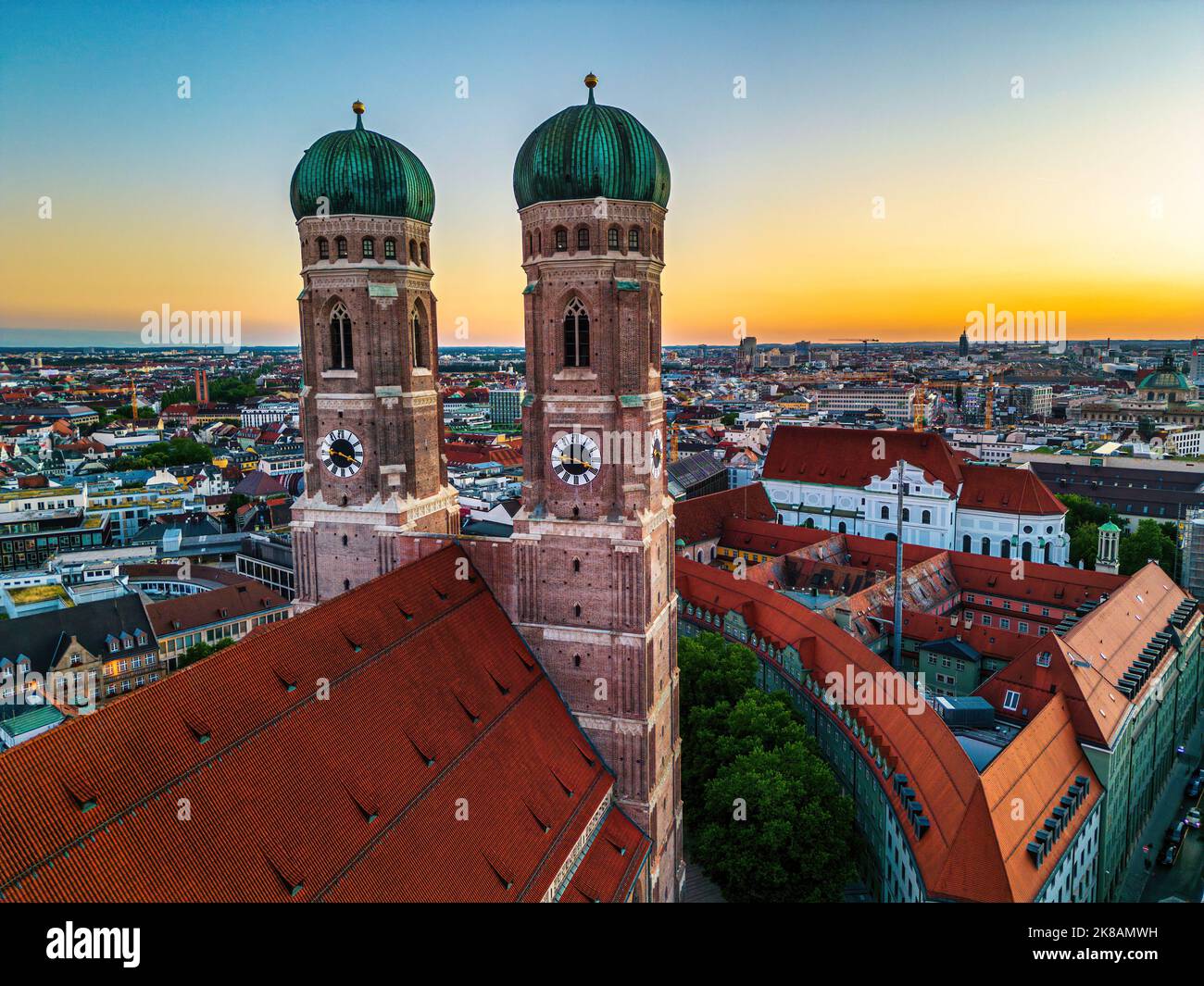 Münchner Frauenkirche bei schönem Sonnenuntergang Stockfoto