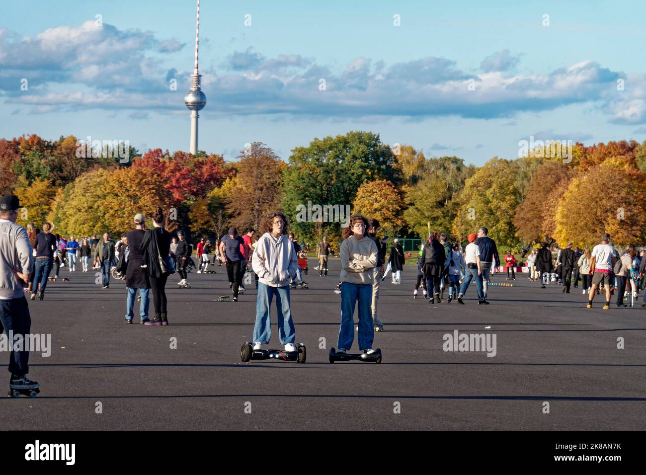 Tempelhofer Feld, Menschen bei Freizeitaktivitäten auf der Startbahn und Landebahn auf dem ehemaligen Flughafen Berlin-Tempelhof, Berlin, Deutschland Stockfoto
