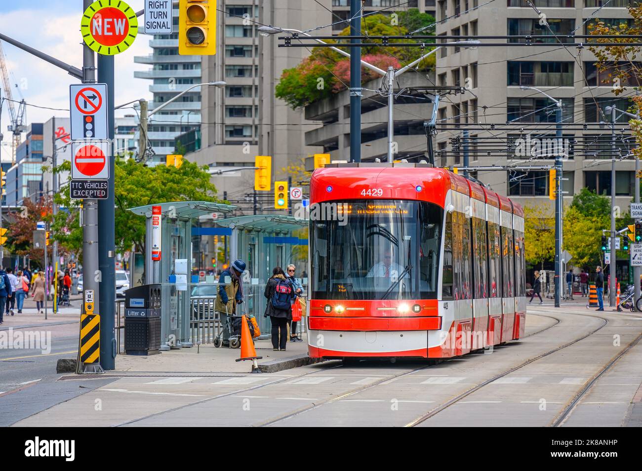 Bombardier Straßenbahn oder Straßenbahn im Hafenviertel. Der Stadtverkehr ist in der kanadischen Stadt ein Wahrzeichen. Stockfoto