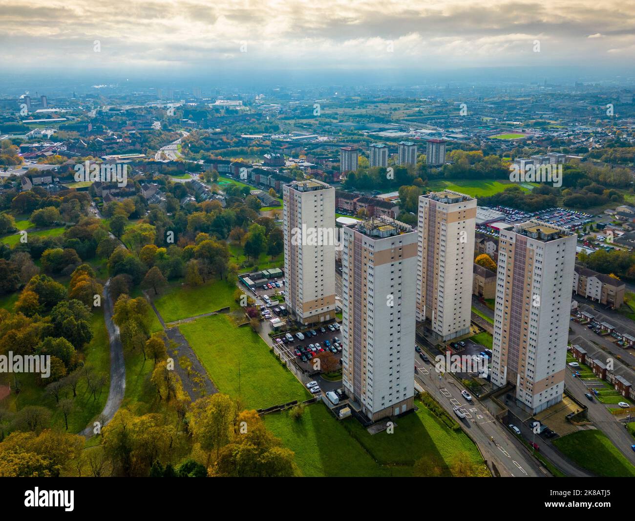 Luftaufnahme von Hochhäusern in Springburn in Glasgow, Schottland, Großbritannien Stockfoto