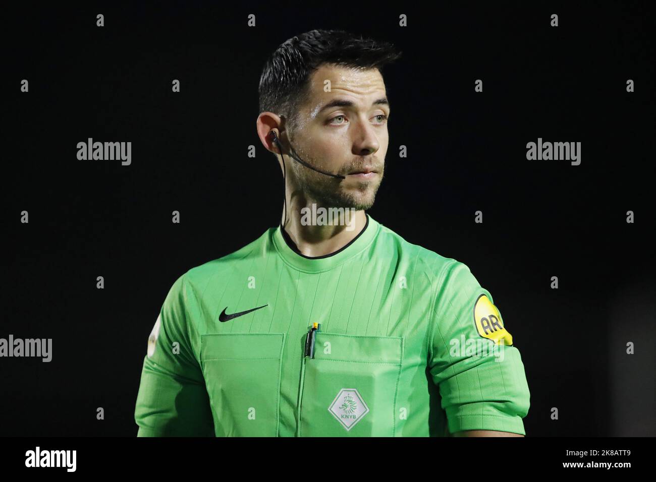 Werkendam - Schiedsrichter Marc Nagtegaal während des Spiels zwischen Kozak Boys und Vitesse im Sportpark de Zwaaier am 19. Oktober 2022 in Werkendam, Niederlande. ANP | Niederländische Höhe | BART STOUTJEDIJK Stockfoto