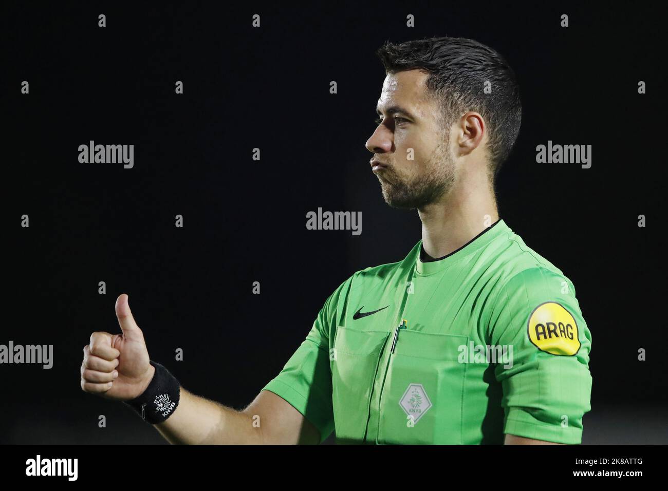 Werkendam - Schiedsrichter Marc Nagtegaal während des Spiels zwischen Kozak Boys und Vitesse im Sportpark de Zwaaier am 19. Oktober 2022 in Werkendam, Niederlande. ANP | Niederländische Höhe | BART STOUTJEDIJK Stockfoto