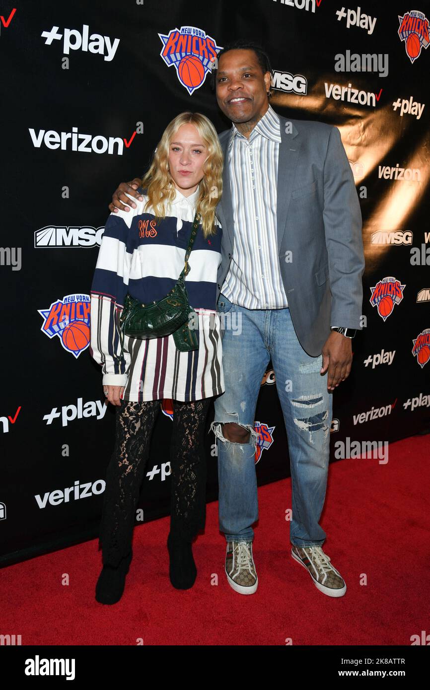 Chloë Sevigny und Latrell Sprewell nehmen am 21. Oktober 20 an der Verizon +play Red Carpet im Madison Square Garden Teil, um die New York Knicks Hauseröffnung zu erleben Stockfoto
