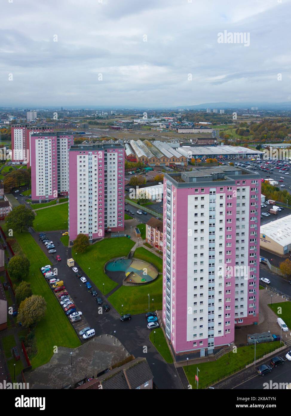 Luftaufnahme von Hochhäusern in Royston in Glasgow, Schottland, Großbritannien Stockfoto