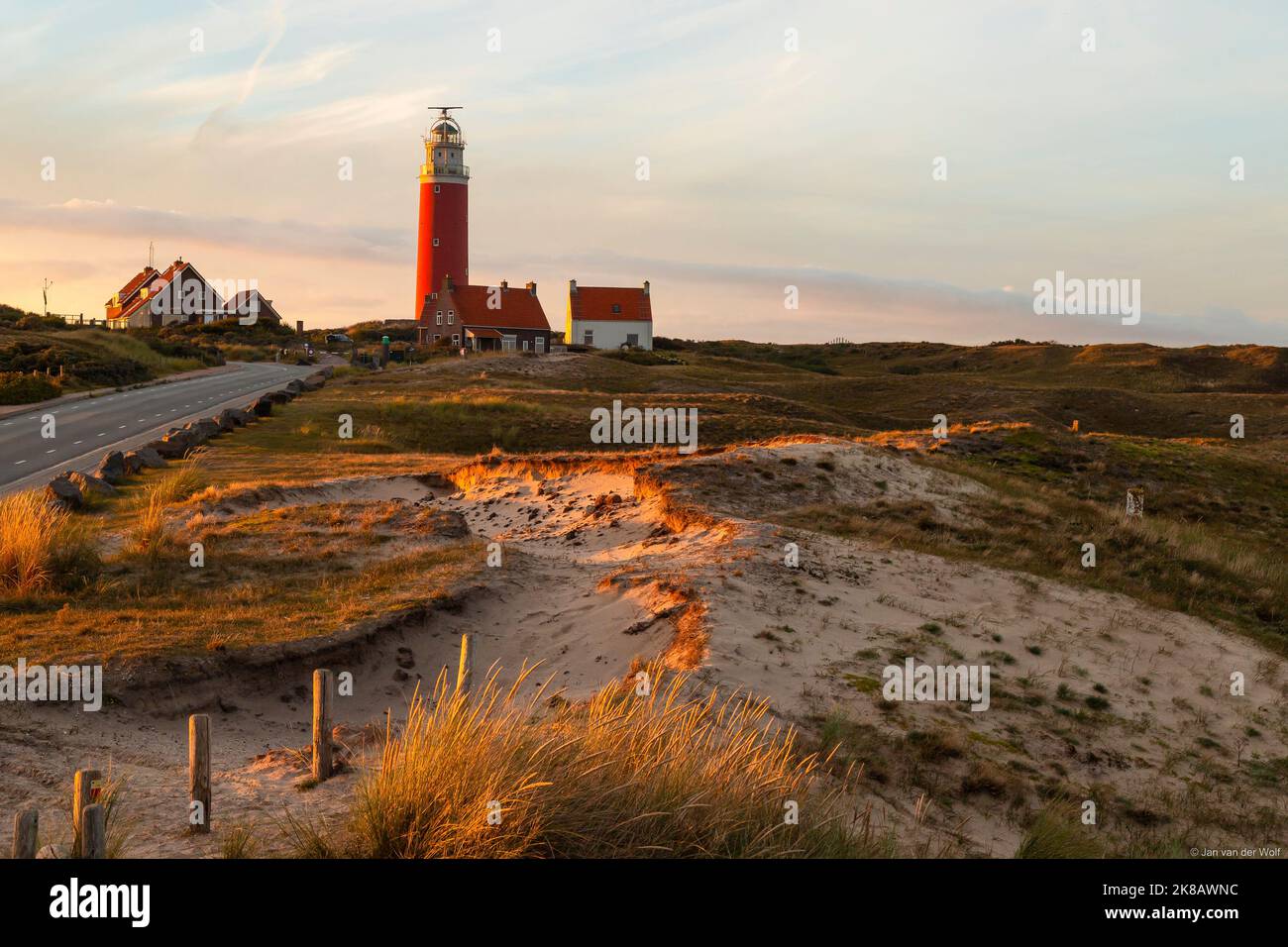 Leuchtturm in der Dünen-Gegend auf der Dutch Wadden Island von Texel. Stockfoto