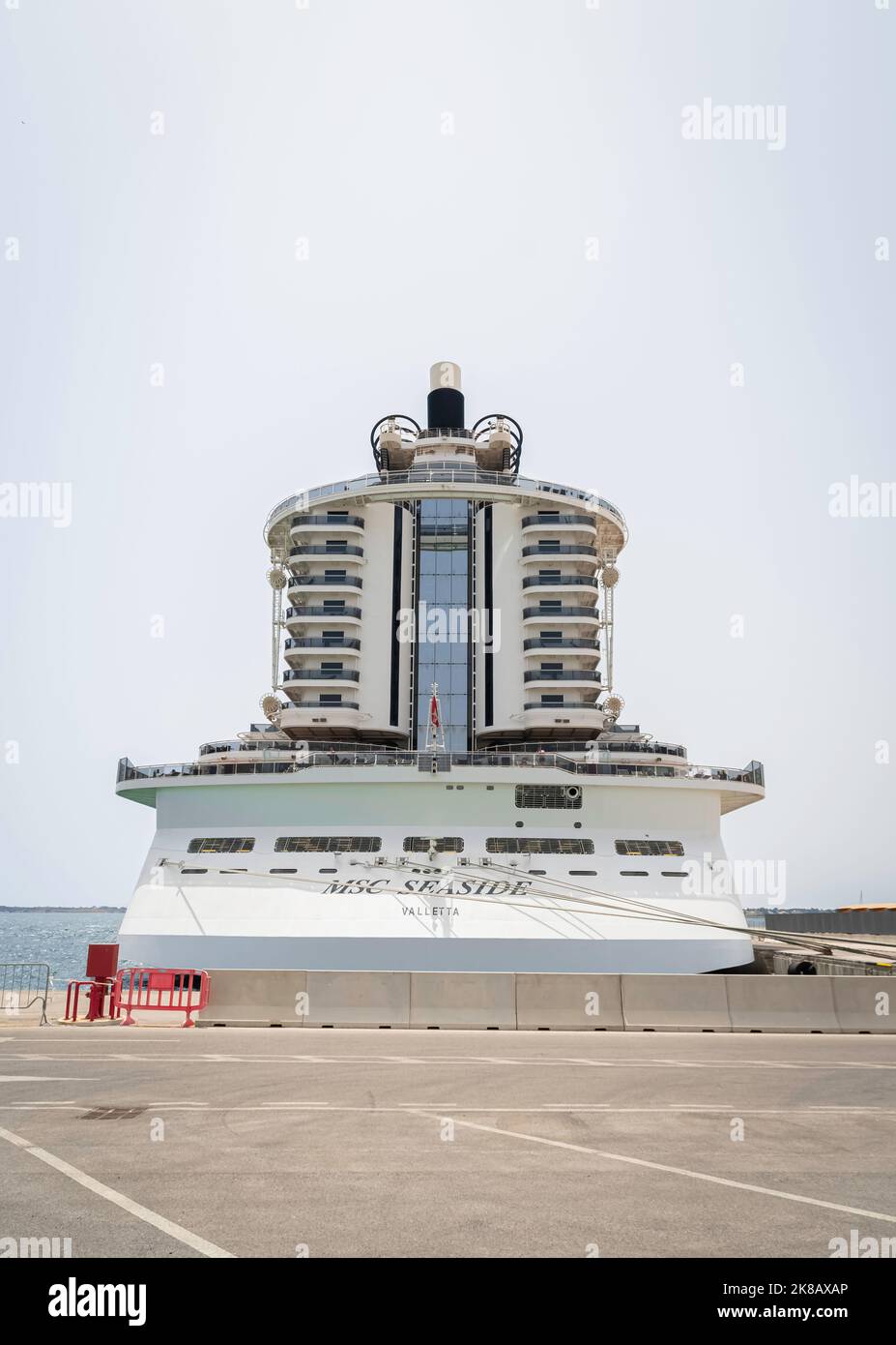 Blick auf die MSC Seaside im Hafen von Syrakus in Italien am 13. Juli 2021. Stockfoto