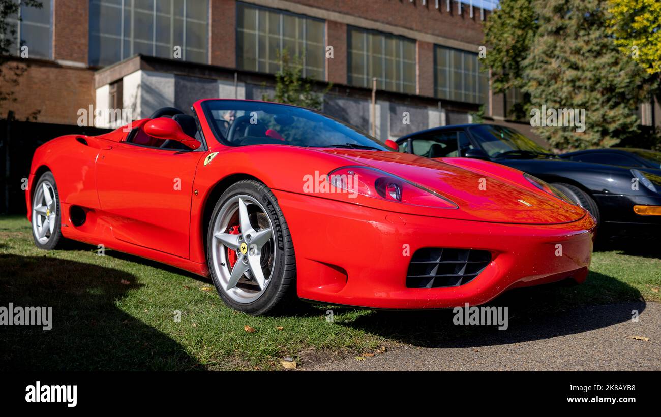 Ferrari 360 Spider ‘A4 KMP’ auf der Poster Cars & Supercars Assembly im Bicester Heritage Center zu sehen Stockfoto