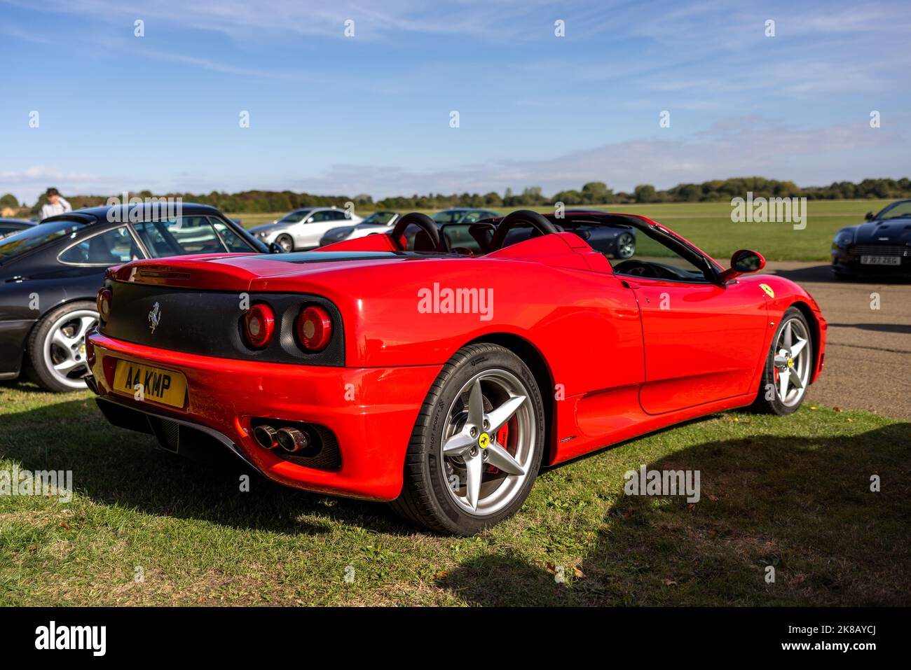 Ferrari 360 Spider ‘A4 KMP’ auf der Poster Cars & Supercars Assembly im Bicester Heritage Center zu sehen Stockfoto