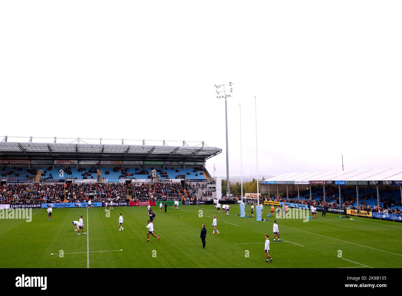 Die Spieler wärmen sich vor dem Spiel der Gallagher Premiership in Sandy Park, Exeter, auf. Bilddatum: Samstag, 22. Oktober 2022. Stockfoto
