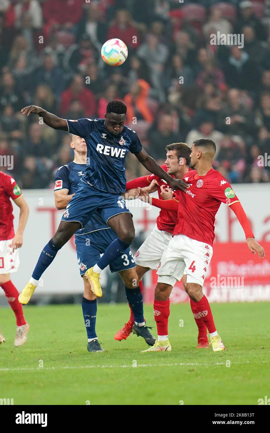 21. Oktober 2022, Rheinland-Pfalz, Mainz: Fußball: Bundesliga, FSV Mainz 05 - 1. FC Köln, Matchday 11, Mewa Arena.die Kölner Kingsley Schindler(l) und die Mainzer Aymane Barkok kämpfen um den Ball. Foto: Thomas Frey/dpa - WICHTIGER HINWEIS: Gemäß den Anforderungen der DFL Deutsche Fußball Liga und des DFB Deutscher Fußball-Bund ist es untersagt, im Stadion und/oder des Spiels aufgenommene Fotos in Form von Sequenzbildern und/oder videoähnlichen Fotoserien zu verwenden oder zu verwenden. Stockfoto