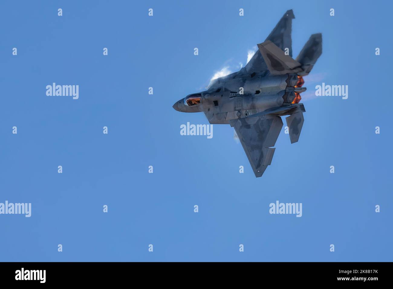 Ein F-22 Raptor der US Air Force über der Miramar Airshow 2022 in San Diego, Kalifornien. Stockfoto