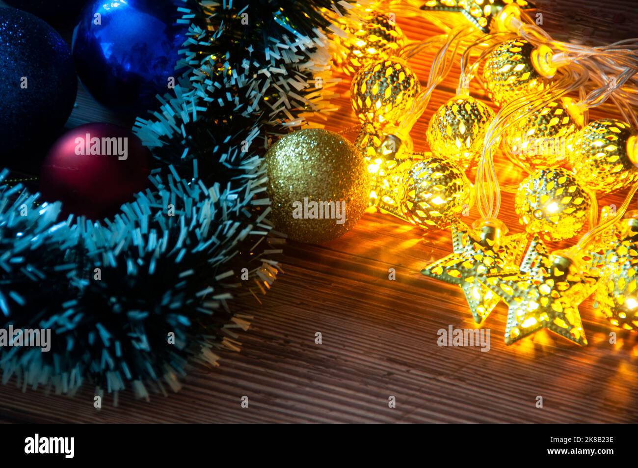 Season's Grußtext mit goldenen Weihnachtskugeln und beginnt hellen Hintergrund. Weihnachtszeit und Feier Stockfoto