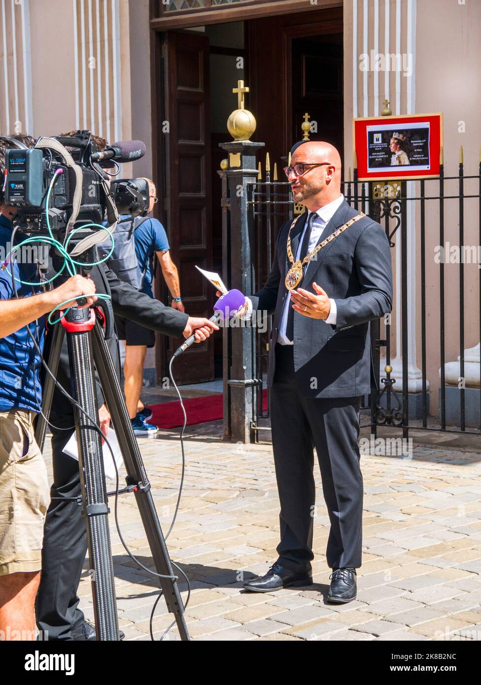 Die schottische Piper beklagt sich, als die Menschen aus einer Trauermesse für Königin Elizabeth 2 in der Kathedrale auf dem Felsen von Gibraltar aussteigen Stockfoto