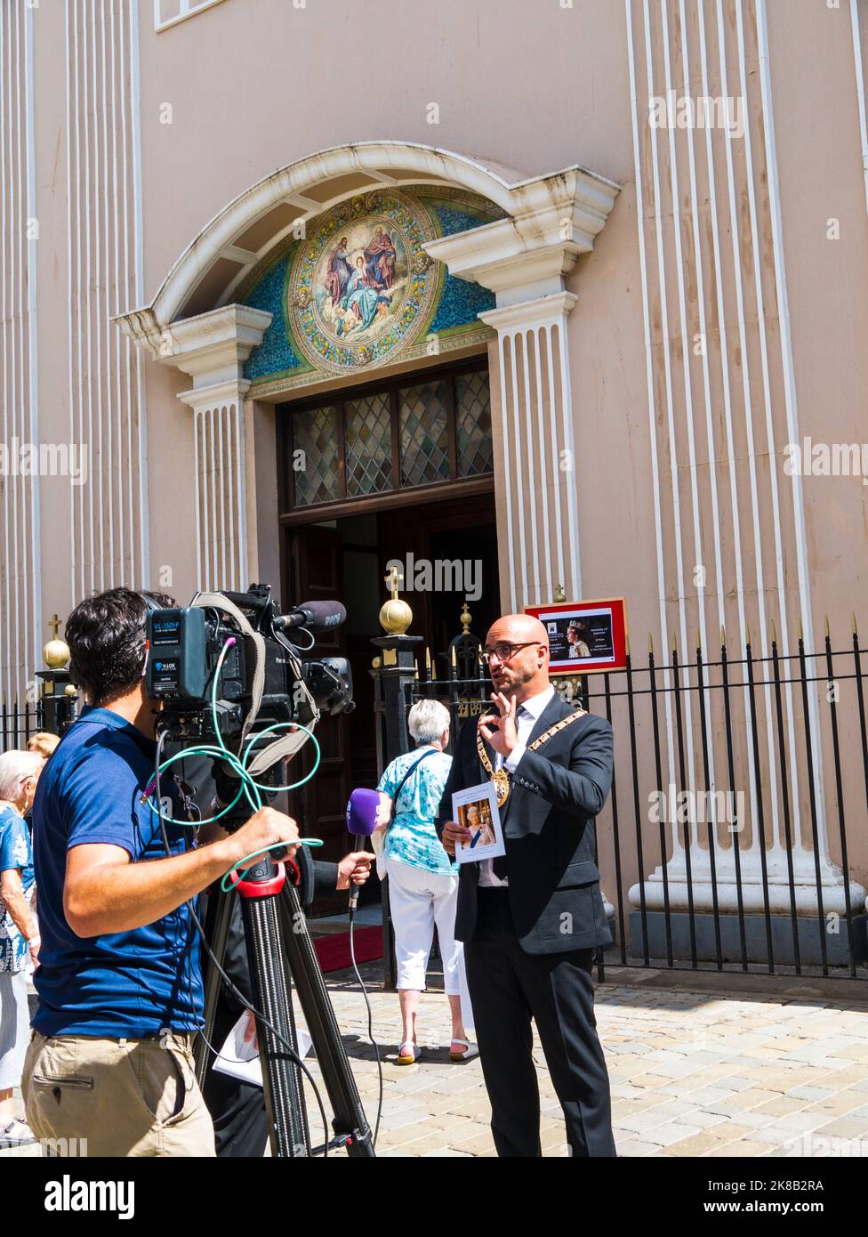 Die schottische Piper beklagt sich, als die Menschen aus einer Trauermesse für Königin Elizabeth 2 in der Kathedrale auf dem Felsen von Gibraltar aussteigen Stockfoto