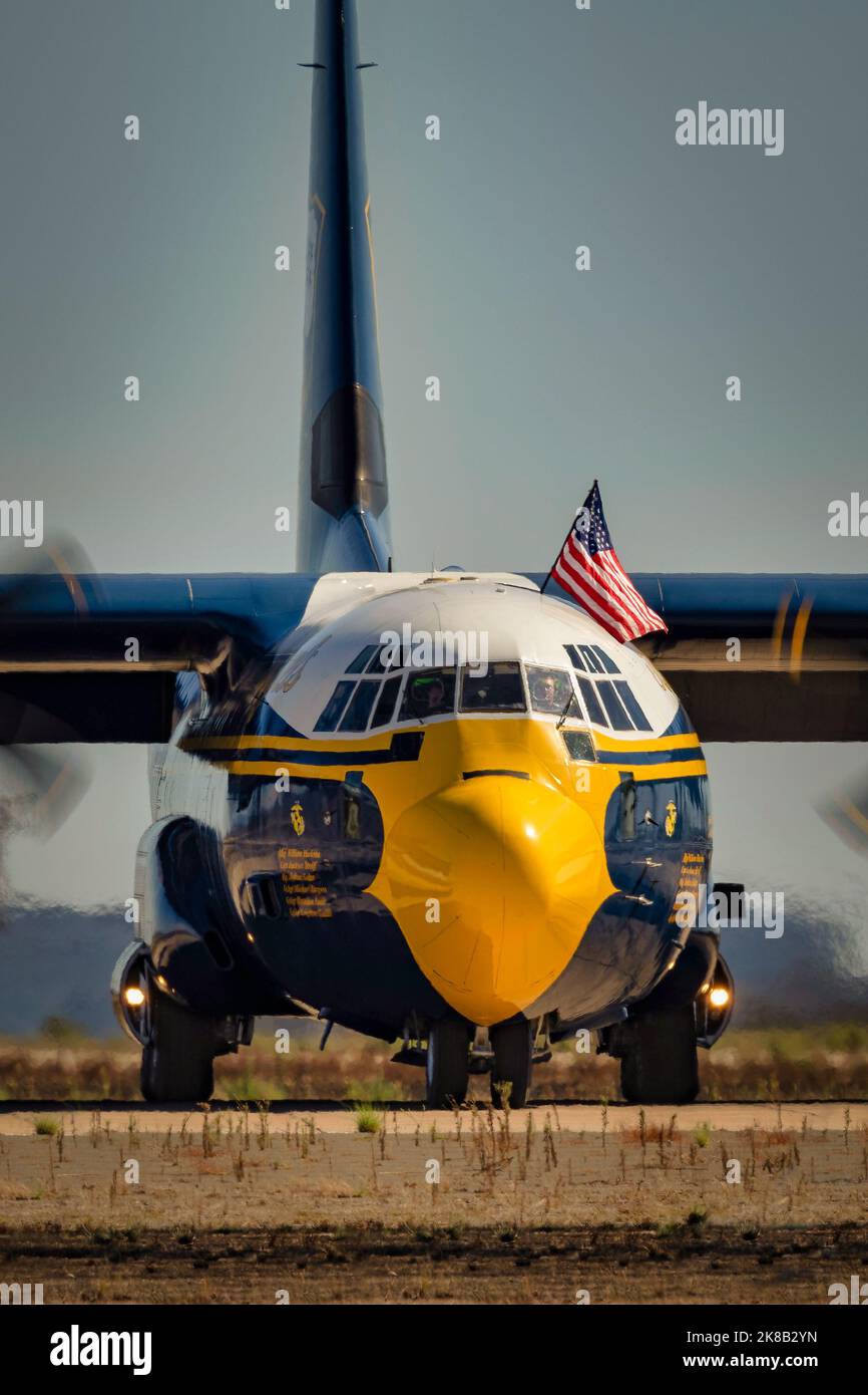 Das Marine Corps C-130 Herkules, Wartungs- und Unterstützungsflugzeug für die US Navy Blue Angels, bekannt als Fat Albert, fliegt die amerikanische Flagge am 202 Stockfoto